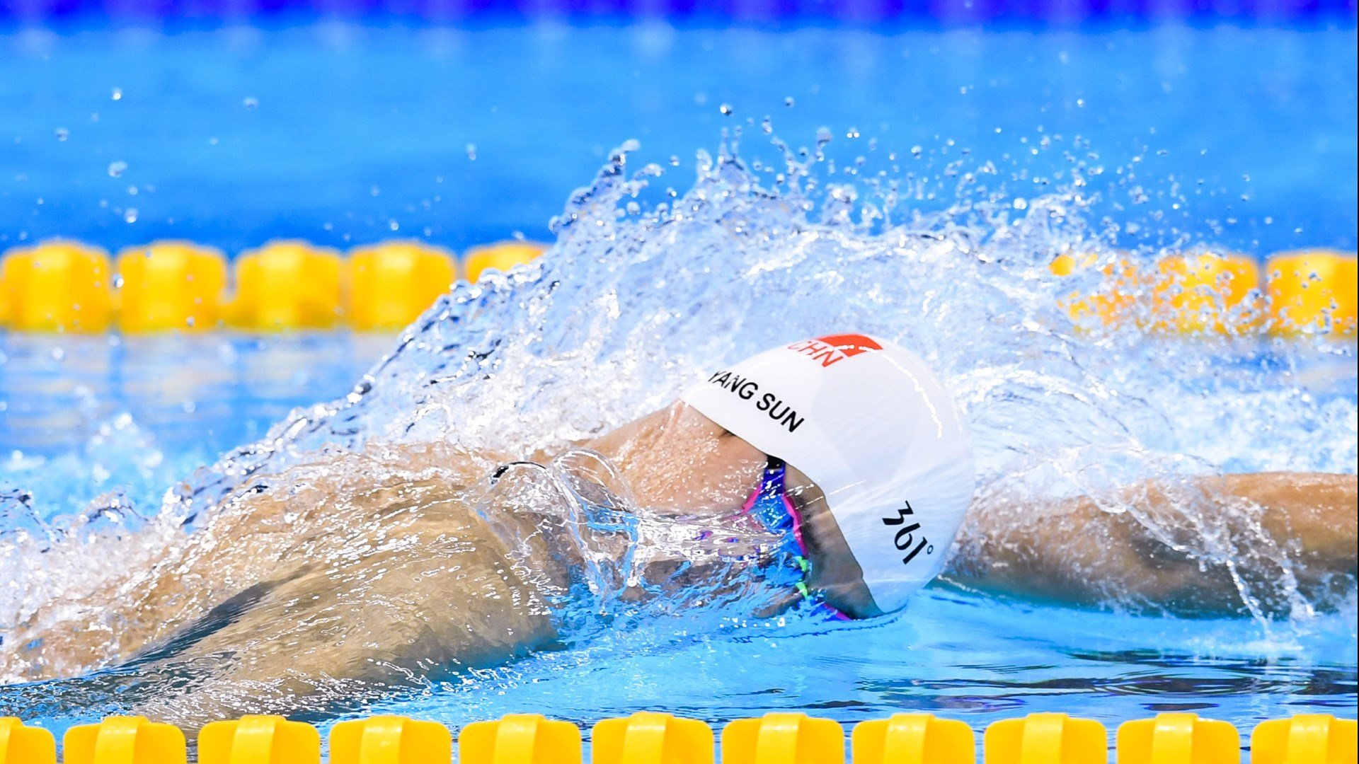 开云体育世界杯-福克斯,F1年度争冠之夜,用冷静与勇气为巨星写下新注脚