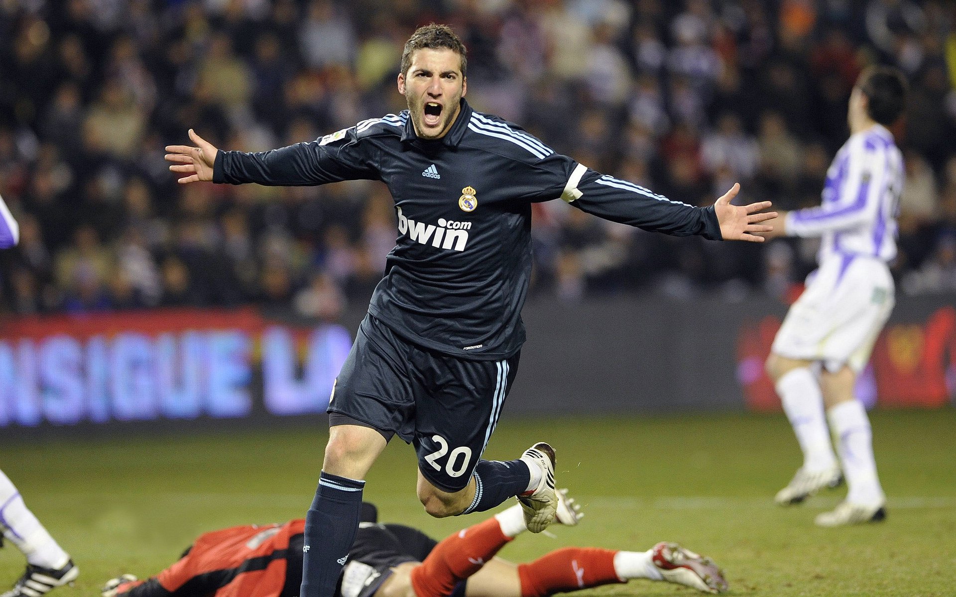 开云体育-欧冠淘汰赛之夜,伦纳德发挥堪称完美